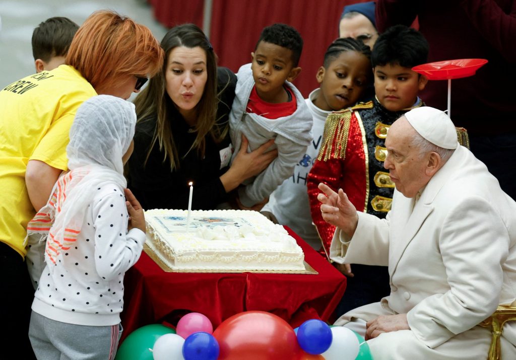 Bατικανό: Τα 87 «έκλεισε» ο πάπας Φραγκίσκος – Γιόρτασε τα γενέθλιά του με παιδάκια