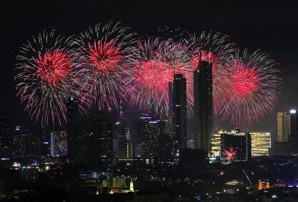 Πρωτοχρονιά: Ο πλανήτης υποδέχεται το 2024 – Εντυπωσιακές εικόνες σε Χονγκ Κονγκ και Ταϊλάνδη