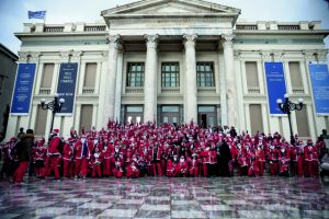 Με εκατοντάδες Αγιοβασίληδες «πλημμύρισε» ο Πειραιάς