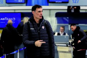 Ψάχνει βαθμούς στο εξωτερικό