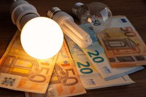 Ο Σκυλακάκης, οι πάροχοι και τα μυστήρια με το «πράσινο» τιμολόγιο ρεύματος