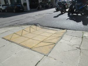 Λαμία: Οδηγός πάρκαρε σε διάβαση αναπήρων κι έριξε κουτουλιά σε αστυνομικό