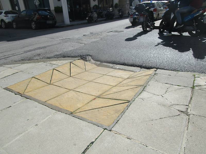 Λαμία: Οδηγός πάρκαρε σε διάβαση αναπήρων κι έριξε κουτουλιά σε αστυνομικό