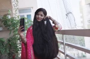 Η 46χρονη Ινδή με τα πιο μακριά μαλλιά στον κόσμο: Δεν έχει κουρευτεί εδώ και 32 χρόνια