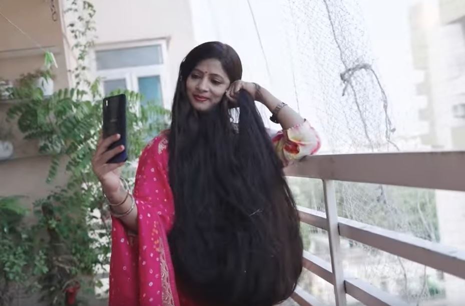 Η 46χρονη Ινδή με τα πιο μακριά μαλλιά στον κόσμο: Δεν έχει κουρευτεί εδώ και 32 χρόνια