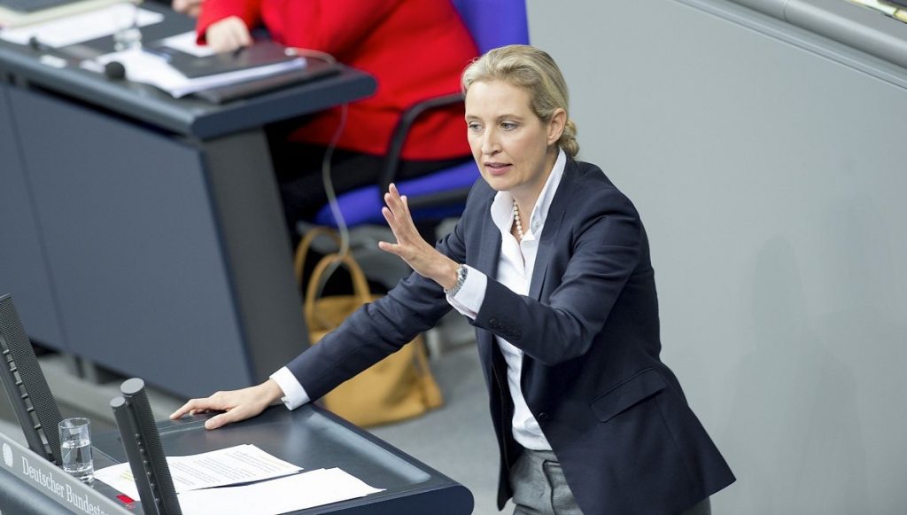 Η Αλίς Βάιντελ της ακροδεξιάς Εναλλακτικής για τη Γερμανία αρέσει (πολύ) στους ψηφοφόρους
