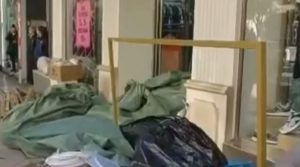 Θεσσαλονίκη: Πέταξαν σακιά με ρούχα μπροστά από μαγαζί – Οι περαστικοί έπαιρναν ότι τους έκανε