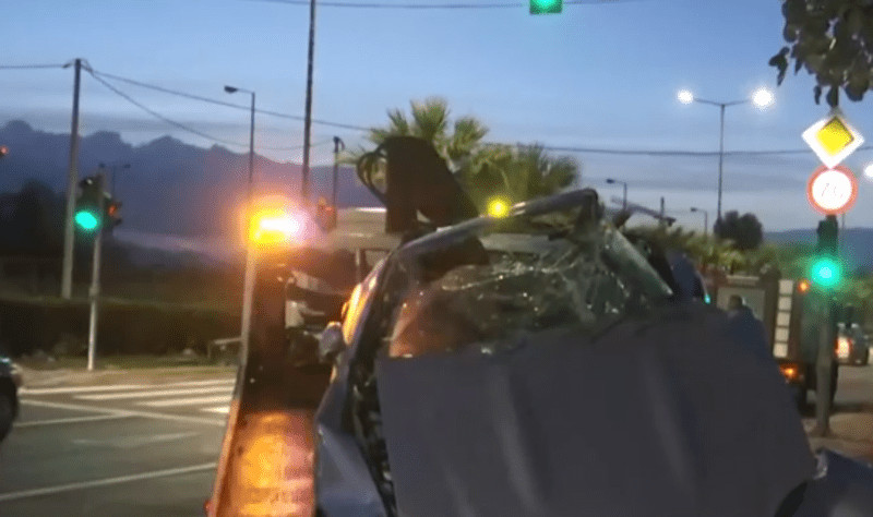 Σοβαρό τροχαίο στη Λ. Ποσειδώνος: Αυτοκίνητο καρφώθηκε σε δέντρο – Τρομακτικές εικόνες