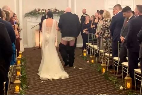 ΗΠΑ: Του έπεσε το παντελόνι την ώρα που πάντρευε την κόρη του