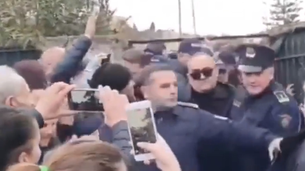 Φρέντι Μπελέρης: Ένταση στην κηδεία της γιαγιάς του – Εικόνες ντροπής από την αλβανική αστυνομία