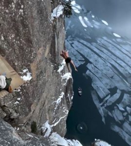 Νορβηγία: Άνδρας βουτά από τα 40,5 μέτρα στα παγωμένα νερά με την κοιλιά