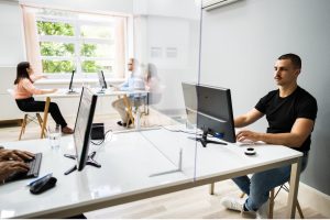 Γιατί κολοσσοί αποχαιρετούν το 2023 απολύοντας χιλιάδες υπαλλήλους;