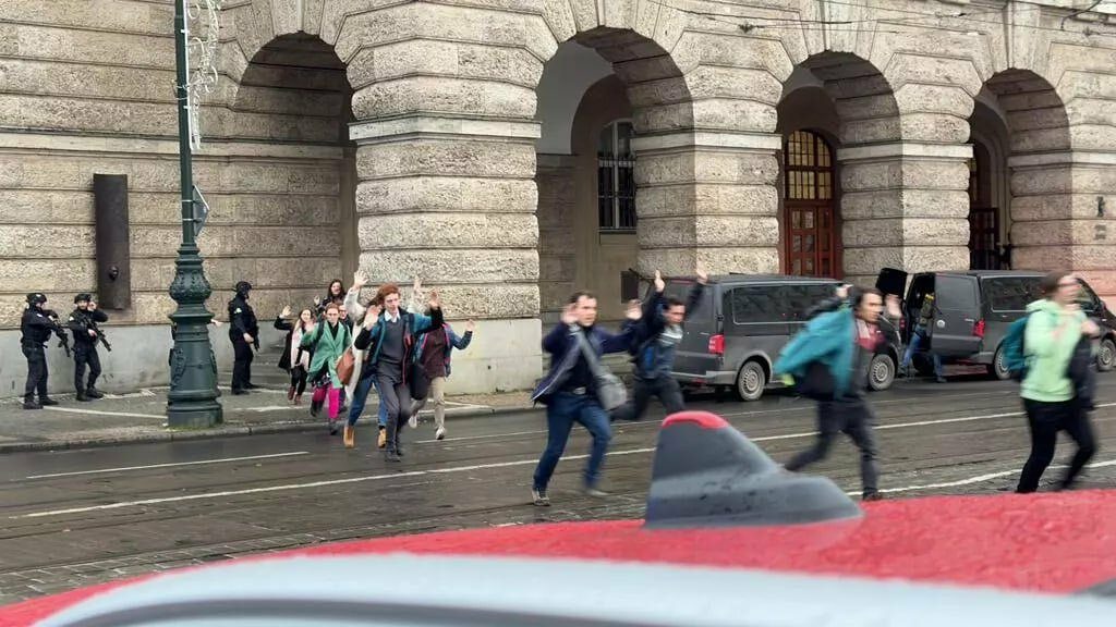 Πυροβολισμοί σε πανεπιστήμιο στην Πράγα – Αναφορές για νεκρούς και τραυματίες