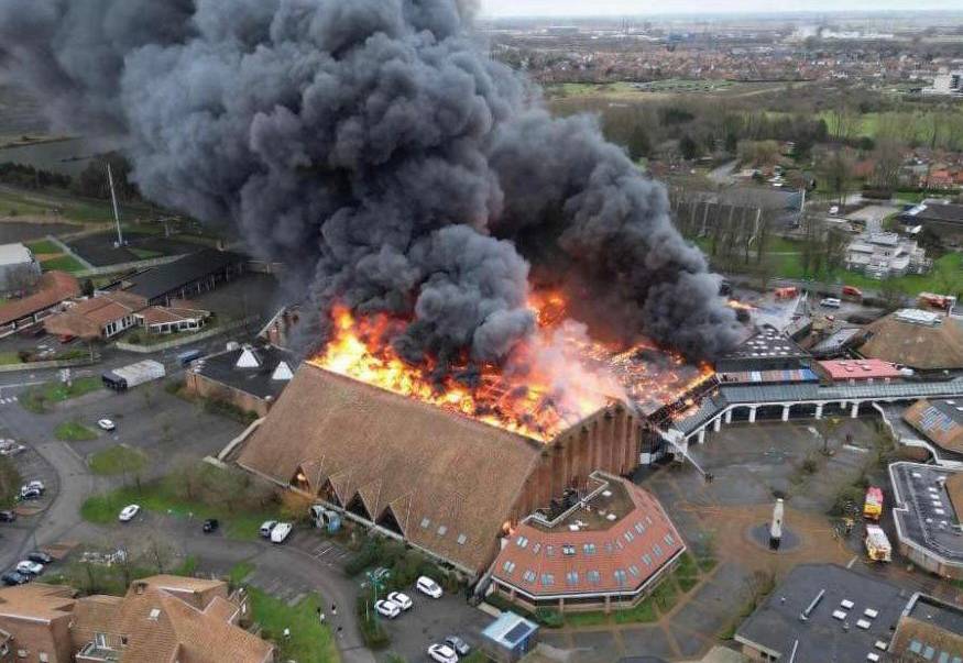 Κολοσσιαίες ζημιές σε αθλητικό κέντρο στη Γαλλία – Τυλίχθηκε στις φλόγες