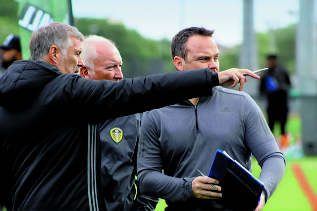 Φυσικοθεραπευτές, σκάουτ και… δεξιά εξτρέμ