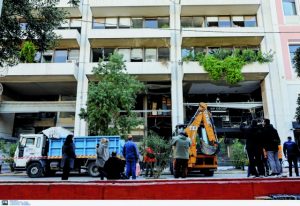 Πειραιάς: Το μυστήριο των πέντε βομβιστικών επιθέσεων