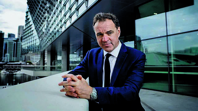 Mισοί με αγωνία, μισοί με ελπίδα