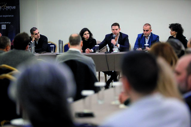 Τρεις «κλεψύδρες» στην Κουμουνδούρου