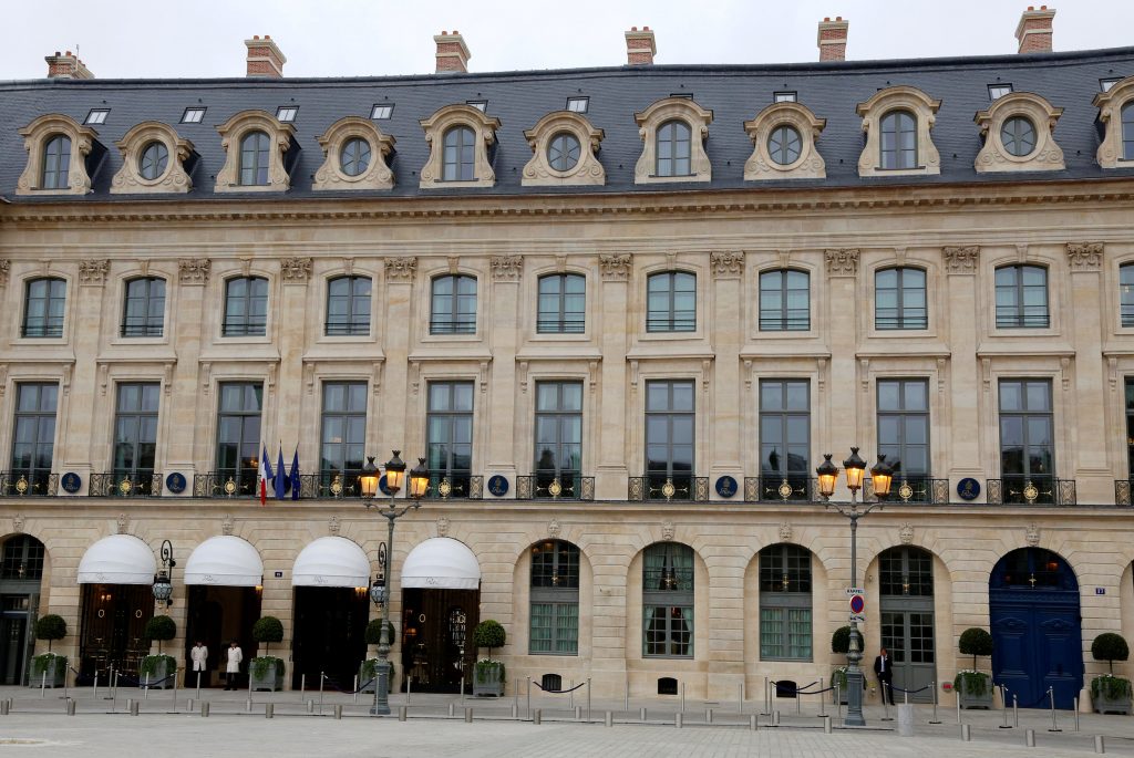 Γαλλία: Δαχτυλίδι 750.000 ευρώ που είχε χαθεί στο Ritz στο Παρίσι βρέθηκε σε σακούλα ηλεκτρικής σκούπας