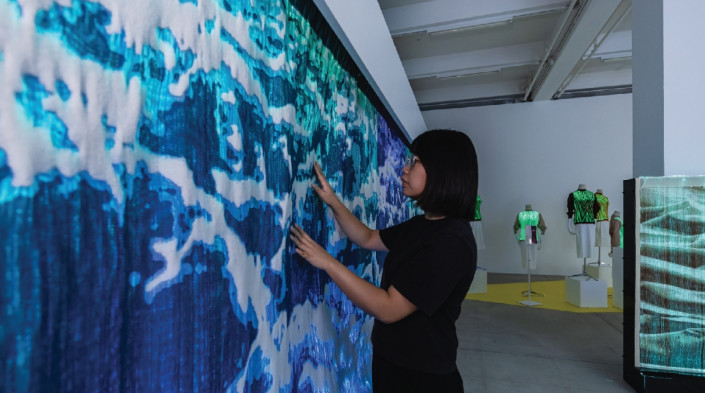 Χονγκ Κονγκ: Εφτιαξαν ύφασμα που αλλάζει χρώμα μέσω τεχνητής νοημοσύνης