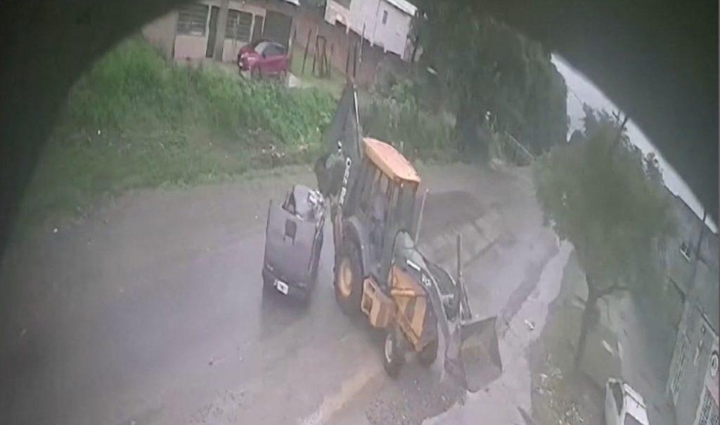 Αργεντινή: Αυτοκίνητο «καρφώθηκε» σε μπουλντόζα και ο οδηγός… βγήκε άθικτος – Δείτε το βίντεο