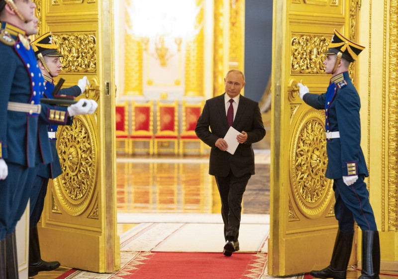 Μυστήριο στο Κρεμλίνο: Γιατί ο Πούτιν… κράταγε τους πρέσβεις 20 μέτρα μακριά