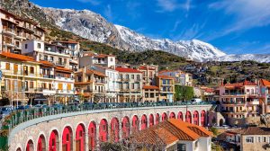 Οι Έλληνες… παίρνουν τα βουνά: Τι δείχνουν οι κρατήσεις στα ξενοδοχεία για τις γιορτές – Οι περιζήτητοι προορισμοί