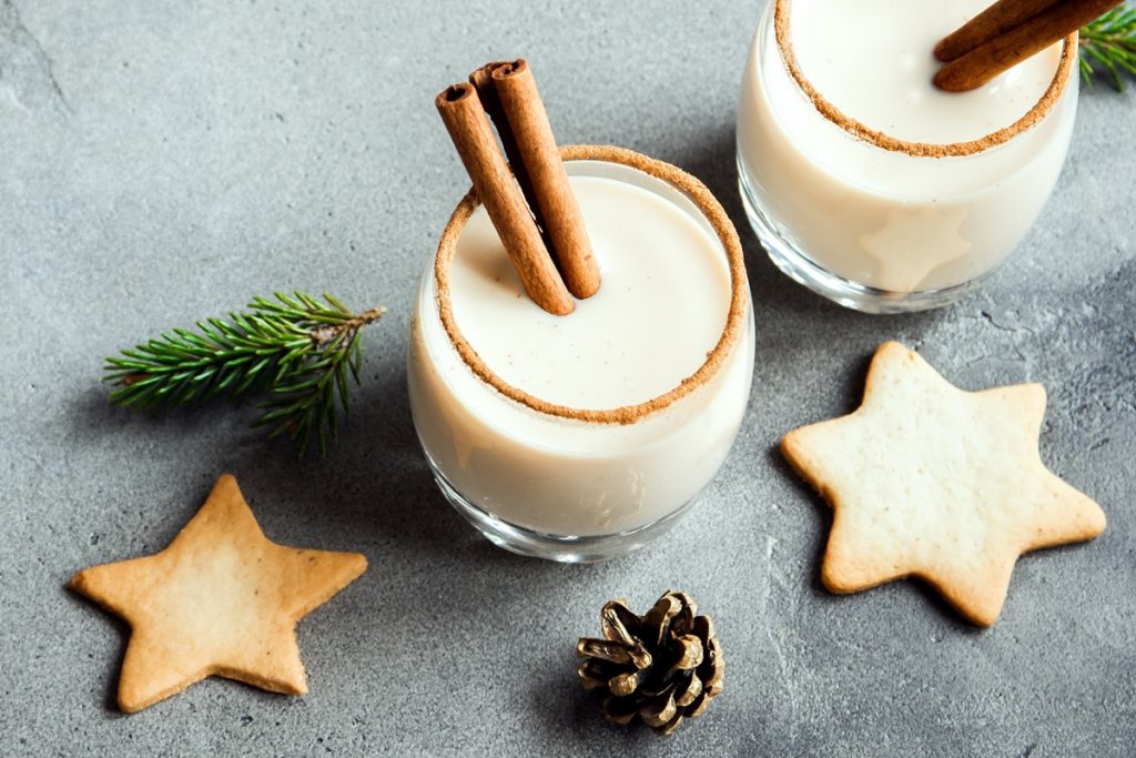Ποια είναι η ιστορία του eggnog του απόλυτου ποτού των Χριστουγέννων