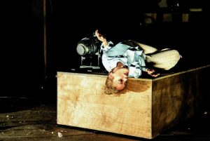 «Νομίζεις πως η τέχνη σώζει, αλλά τελικά ανοίγει την πληγή»