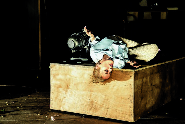 «Νομίζεις πως η τέχνη σώζει, αλλά τελικά ανοίγει την πληγή»