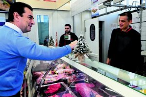 Το ΥΠΕΞ αποσύρει τη ροζ σημαία λόγω διαμαρτυριών