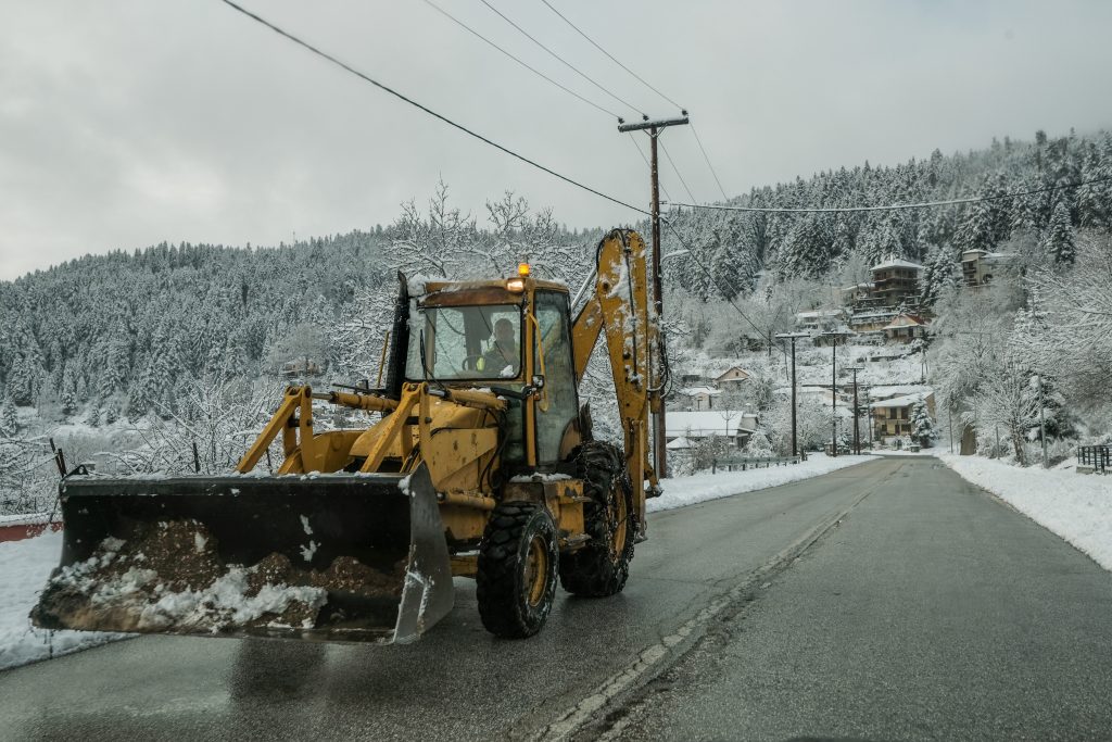 Χιόνια: Στα λευκά η Πάρνηθα και βόρεια Ελλάδα – Πού χρειάζονται αλυσίδες