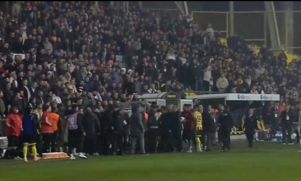 Χαμός στην Τουρκία: Ο πρόεδρος της Ινσταμπούλσπορ πήρε την ομάδα και έφυγε