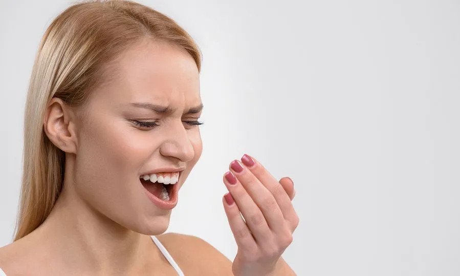 Ποιες παθήσεις προδιαθέτουν η ουλίτιδα και κακοσμία στόματος