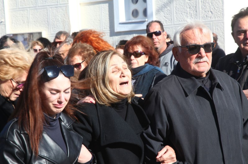Σαλαμίνα: Ράγισαν καρδιές στην κηδεία της 43χρονης – Τραγική φιγούρα η μητέρα της