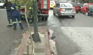 Τροχαίο στην Κυψέλη: Πήγαινε να πάρει τη γυναίκα του ο 45χρονος που «καρφώθηκε» σε δέντρο με τη μηχανή του