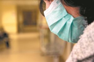 Κοροναϊός: Επιστρέφουν οι μάσκες στους κλειστούς χώρους – Συναγερμός για την κατακόρυφη αύξηση των κρουσμάτων