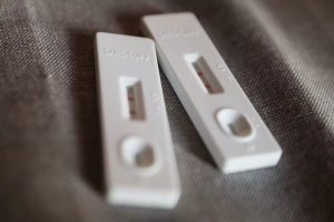 Τι γνωρίζουμε για τη νέα υποπαραλλαγή του κοροναϊού – Πώς ξεχωρίζουμε τον covid από την γρίπη