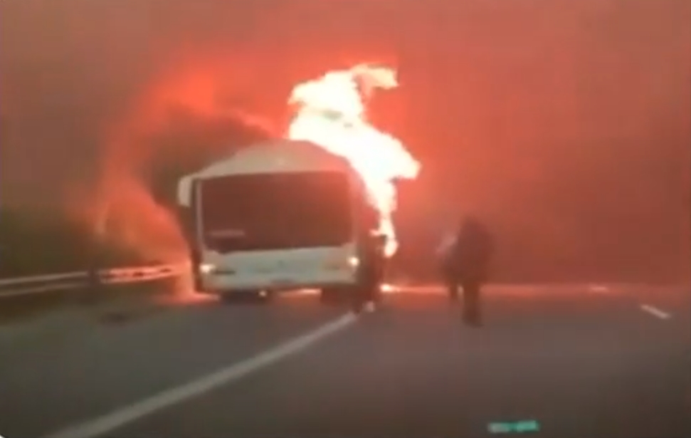 Θεσσαλονίκη: Δρομολόγιο «θρίλερ» – Η στιγμή που το λεωφορείο του ΚΤΕΛ έχει τυλιχτεί στις φλόγες