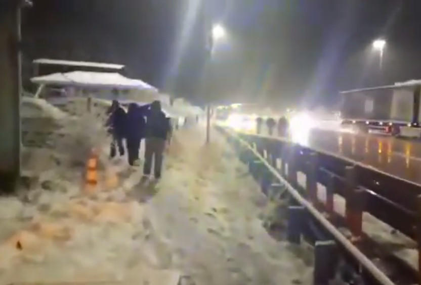 Καλαμπάκα: Άφησαν επιβάτες ΚΤΕΛ στη χιονοθύελλα επειδή τα διόδια δεν άνοιγαν την πόρτα