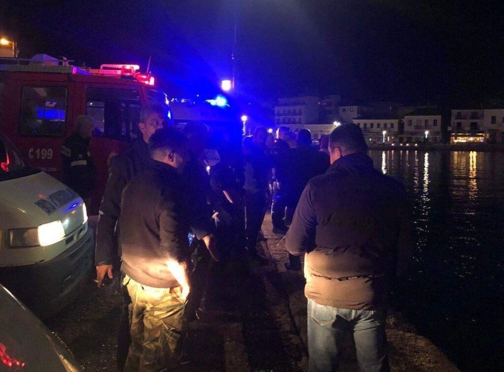 Μεσσηνία: Αυτοκίνητο με δύο άτομα έπεσε στο λιμάνι της Πύλου – Μεγάλη επιχείρηση απεγκλωβισμού