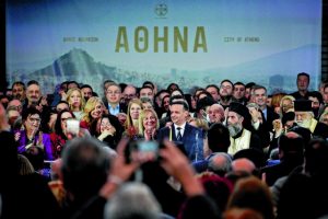 «Εξω από κόμματα, δηλώνω δήμαρχος όλων των Αθηναίων»