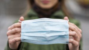 Ανησυχία για τη «σούπερ γρίπη» H3N2 σε Ελλάδα και Ευρώπη – Γιορτές με μάσκες