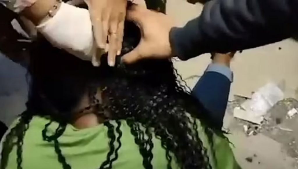 Ινδία: Γυναίκα έκρυψε στο κεφάλι της σχεδόν ένα κιλό κοκαΐνης