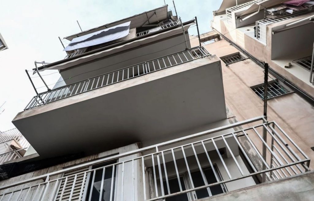 Νέος Κόσμος: Πώς γλύτωσε η 35χρονη – Γιατί την κρατούσε δεμένη ο σύντροφός της – Τι λέει η γυναίκα που την βοήθησε