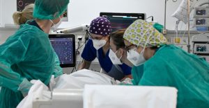 «Κάθε σπίτι έχει και έναν άρρωστο» – Εκρηκτικό κοκτέιλ κοροναϊού, γρίπης, RSV λίγο πριν τα Χριστούγεννα