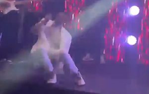 Σοκ: Τραγουδιστής έπεσε νεκρός στη σκηνή – Σοκαρισμένοι οι θεατές