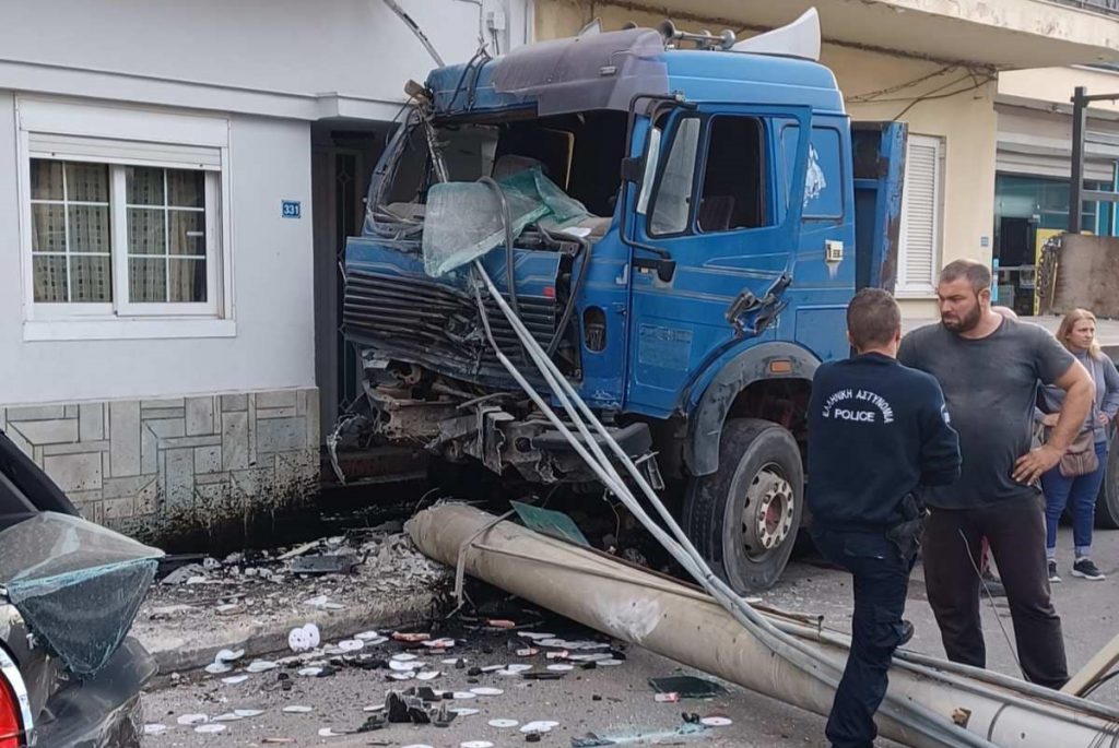 Νέα Πέραμος: Φορτηγό γκρέμισε τσιμεντένια κολώνα ηλεκτρισμού και παρέσυρε δύο ΙΧ
