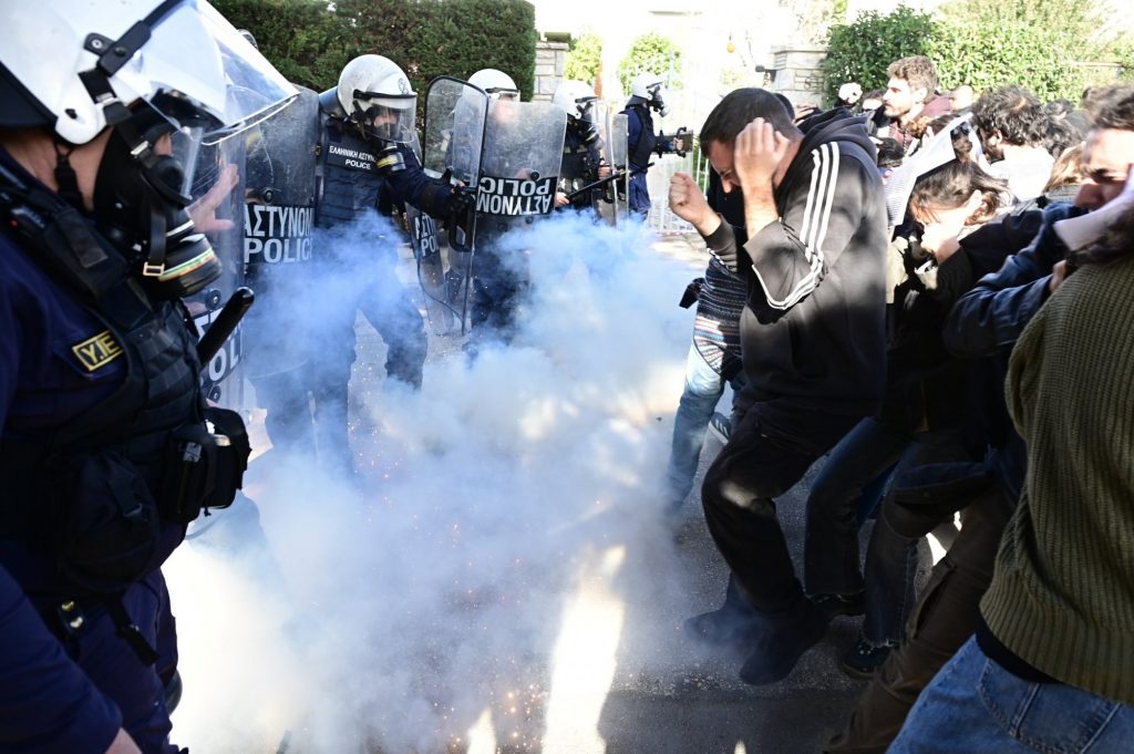 Καβούρι: Επεισόδια με χημικά έξω από το σημείο όπου διεξάγεται η Σύνοδος Πρυτάνεων