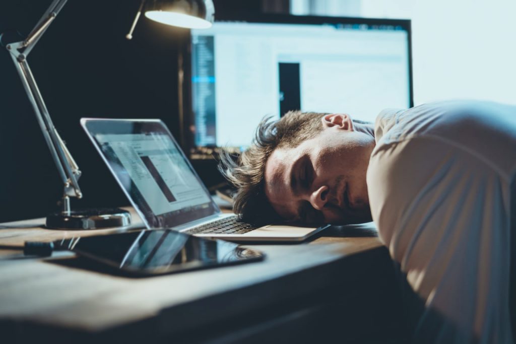 Ύπνος: Μήπως τελικά είναι καλό να… κοιμόμαστε στη δουλειά;